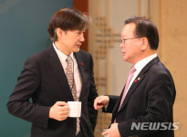 대화하는 김부겸 장관과 조국 민정수석