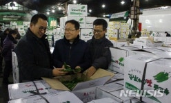 서울 가락공판장서 새해 첫 경매…농산물 제값받기 기원  