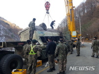 정비대로 옮겨지는 양구 추락사고 버스