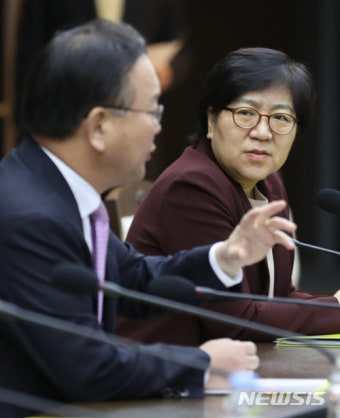 정은경 질병관리본부장과 대화하는 김부겸 장관