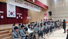 기숙형 단양소백산중 첫 졸업식…19명 배출
