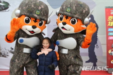 호국이와 기념사진