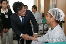 유승민 바른정당 대표, 국군춘천병원 찾아 군용버스 사고 장병 위로