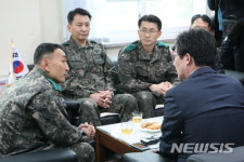 국군춘천병원서 대화 나누는 유승민 대표