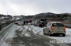 제주 빙판길에서 15중 추돌 사고 발생…부상자 3명
