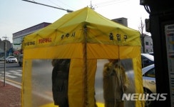 [뉴시스 앵글]충주 버스정류장 동장군대피소 