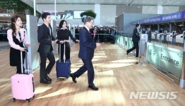 인천공항 제2터미널 셀프 체크인 체험하는 문 대통령