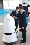 인천공항 제2터미널 안내로봇 보는 문 대통령