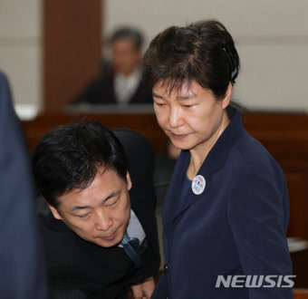 검찰, 유영하가 박근혜에 반환한 수표 30억도 '동결' 청구