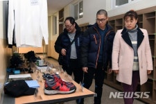 입영자와 가족들이 생활관 견학