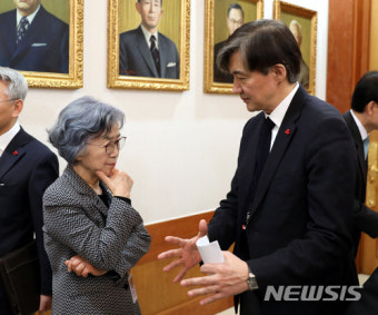 대화하는 조국 민정수석과 박은정 권익위원장