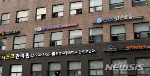 성화봉송에 관심 보이는 시민들