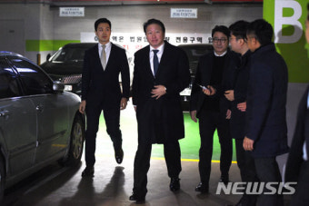 법원 들어서는 최태원 회장