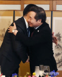 포옹하는 한-몽골 총리