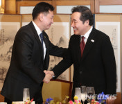 포옹하는 한-몽골 총리