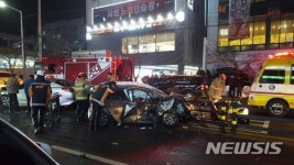 인천 검단사거리서 택시-승용차 충돌 5명 구조 