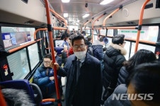 버스로 출근하는 유덕열 구청장