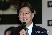 학생들에게 강연하는 유승민 대표