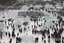 태백산 눈축제장을 가득 채운 관광객들