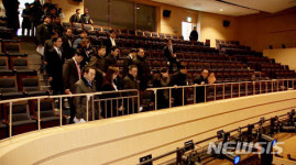 강릉아트센터 시설 살피는 현송월 단장