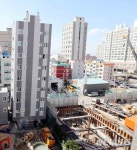 부산 기우뚱 빌라 시공업자 등 6명 입건… 부실시공에 관리·감독 부실