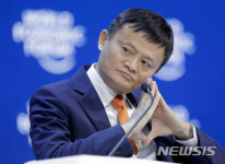 고개를 갸웃해서야 평범해지는 마윈  