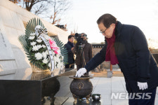 남유진 구미시장 퇴임…선산 충혼탑 참배