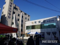 세종요양병원 창틀에 설치된 비상탈출용 구조대