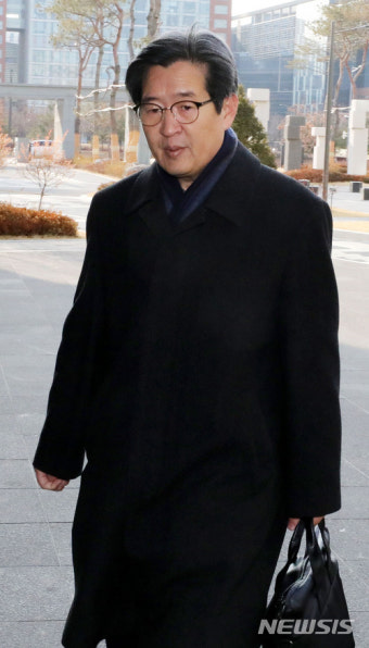 '세월호특조위 방해' 의혹 윤학배 전 해수부 차관 검찰 출석