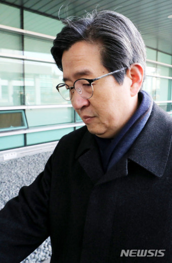 '세월호특조위 방해' 의혹 윤학배 전 해수부 차관 검찰 출석