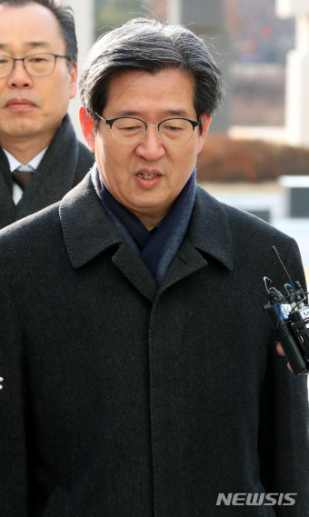 '세월호특조위 방해' 의혹 윤학배 전 해수부 차관 검찰 출석