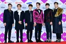 2PM 다섯 멤버 JYP와 재계약...택연은 군복무후 논의