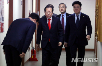 인사하는 이만희 인권위원장