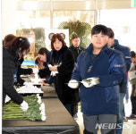 밀양 화재 합동분향소 조문하는 고려개발 직원