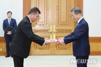 신임장 받는 문 대통령
