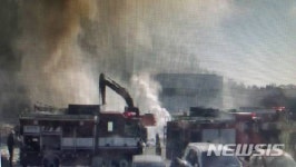 수원시 재활용센터서 불…폐자재 5t 타