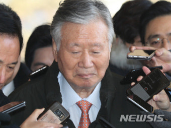 어두운 표정의 이중근 회장