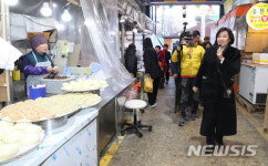 박영선 의원, 영선아 시장가자 진행