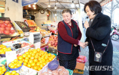 전통시장 찾은 박영선 더불어민주당 의원