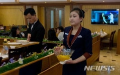 마식령호텔서 우리측 선수단 식사 서빙하는 접대원