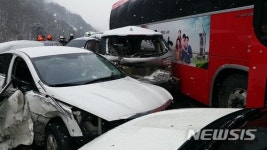 정선 차량 15중 추돌사고로 뒤엉킨 차량들 