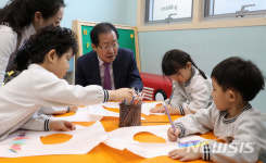 어린이집 현장 방문한 홍준표 대표