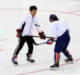 선수들 지도하는 북한 박철호 감독