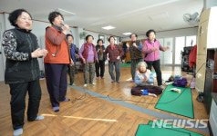 마이크 잡은 어르신들