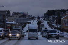 폭설로 한산한 제주 연북로 길