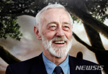 인기 시트콤 "프레이저" 주인공 존 마호니 (77) 별세