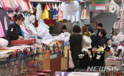 북적이는 아동 한복점 
