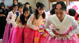 전통 책례 졸업식하는 학생들