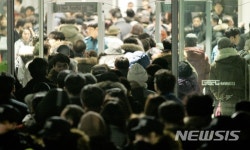 강릉아트센터 사임당홀 앞은 인산인해 북한 공연 보러 왔습니다