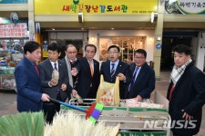 평화시장서 장보기 행사하는 배낙호 김천시의회 의장